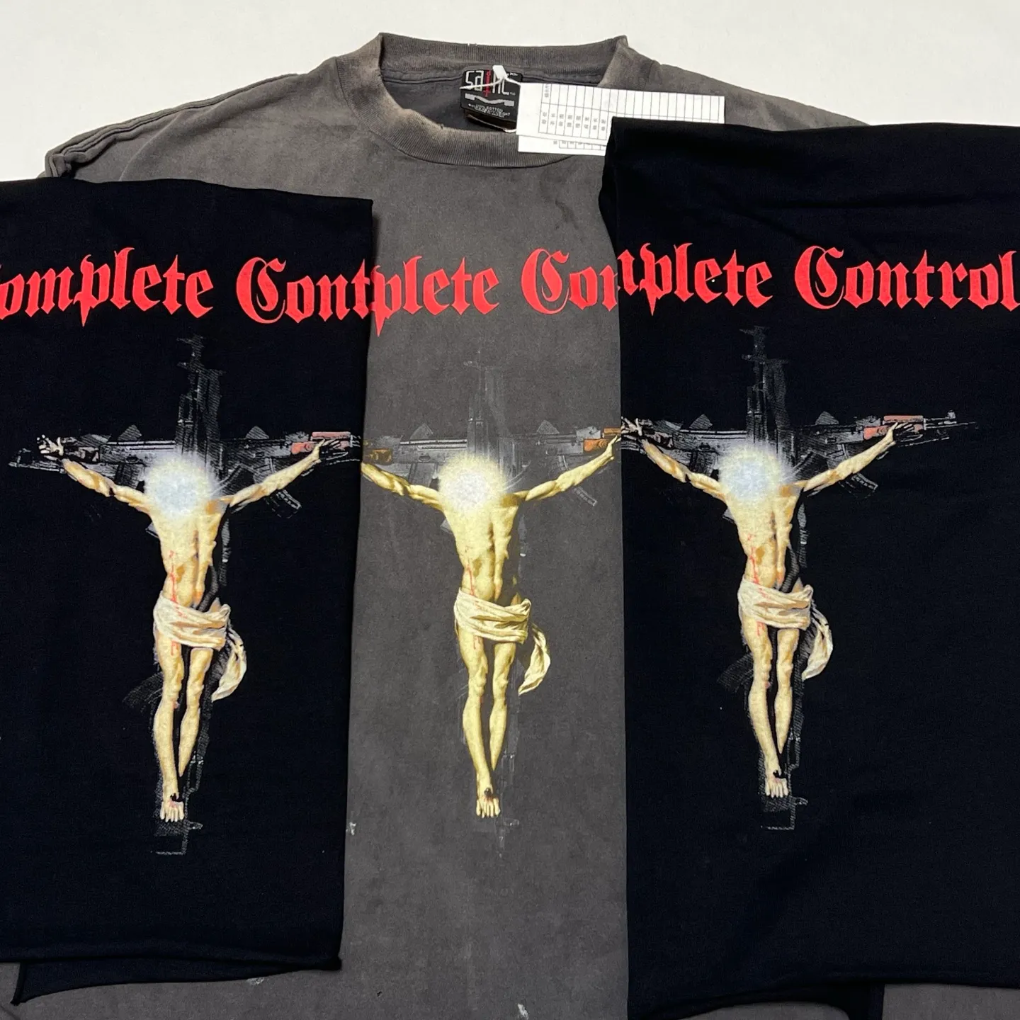 SAINT Mxxxxxx × Kosuke Kawamura KK_SS TEE/COMPLETE CONTRL/BLK KK joint model Jesus AK submachine gun cross printed TEE Washed black S-XL KK joint model's creative Jesus cross has never disappointed. Faded and washed with sulfur dye to make it distressed. Hole treatment. Printing is repeatedly revised and sketched. Extremely restored ZP. Cylindrical side seam high weight fabric. Stiff and comfortable. Correct accessories. Customized co-branded wash mark/little angel mark, top purchasing agent level